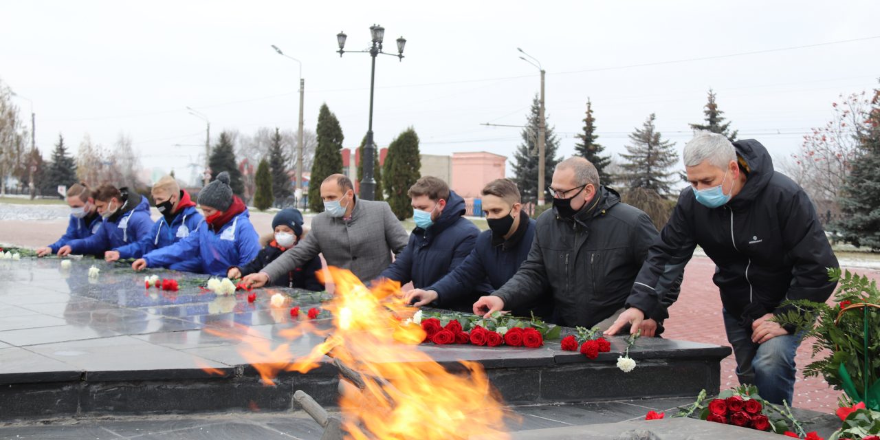 Торжественная церемония возложения венков и цветов как дань подвигу Неизвестного Солдата