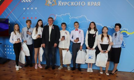 Юным россиянам вручили паспорта в торжественной обстановке