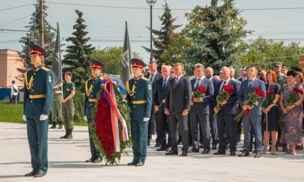 Церемония возложения цветов к Вечному огню и Могиле Неизвестного Солдата