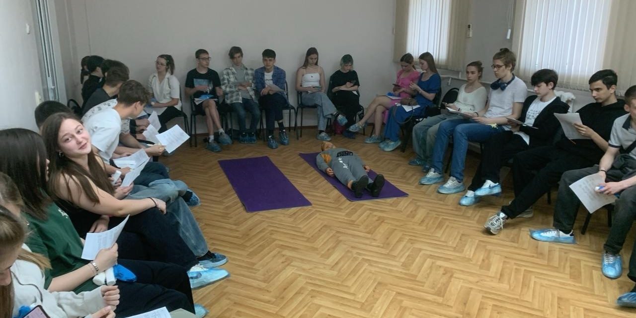 Сегодня учащиеся юношеской автомобильной школы сдавали экзамен на умение оказывать первую медицинскую помощь