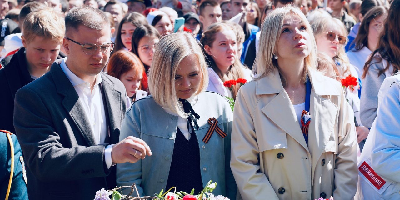 Курск отмечает 80-летие Победы возложением цветов