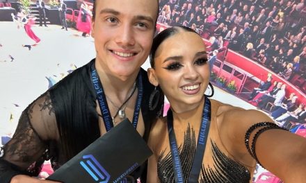 Воспитанники танцевальной школы «Империя» областного Дворца молодежи Даниил Винокур и Александра Анпилогова вернулись из Великобритании с наградой