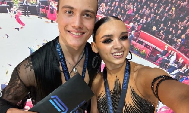 Воспитанники танцевальной школы «Империя» областного Дворца молодежи Даниил Винокур и Александра Анпилогова вернулись из Великобритании с наградой