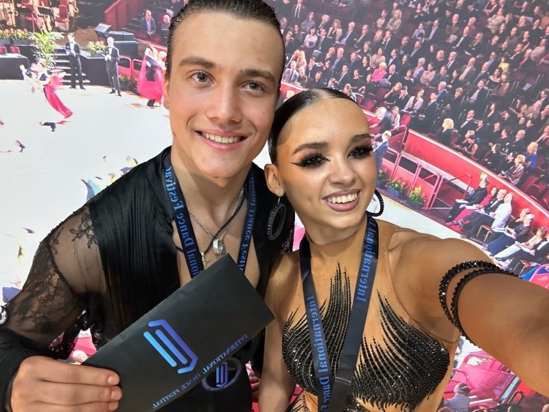 Воспитанники танцевальной школы «Империя» областного Дворца молодежи Даниил Винокур и Александра Анпилогова вернулись из Великобритании с наградой