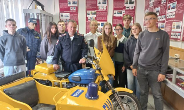 Обучающиеся в секции «Юный автомобилист» областного Дворца молодежи совершили экскурсию в музей истории ГАИ – ГИБДД Курской области