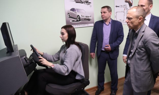Заместитель губернатора посетил юношескую автошколу