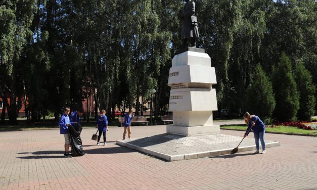 Волонтеры Победы приводят в порядок памятник Константину Рокосовскому