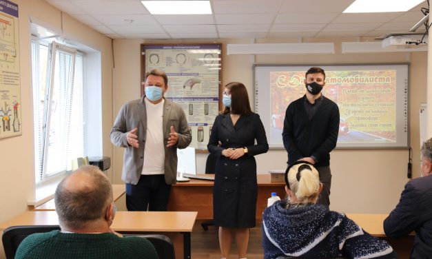 Поздравление сотрудников Юношеской автомобильной школы ОБУ «Областной Дворец молодежи» с Днем автомобилиста
