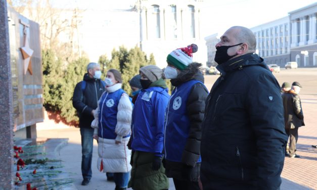 Церемония возложения цветов к стеле «Героям-курянам»