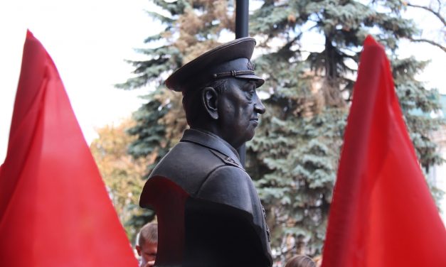 Открытие памятника-бюста Герою Советского Союза, Почетному гражданину Курской области и Курска Михаилу Булатову.