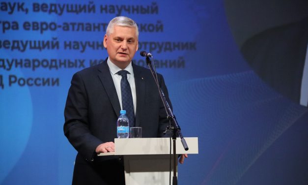 Во Дворце прошла встреча с политологом-международником Сергеем Маркедоновым