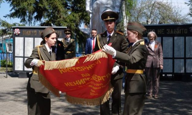 В поселке Касторное прошла церемония передачи копий Боевого пионерского знамени