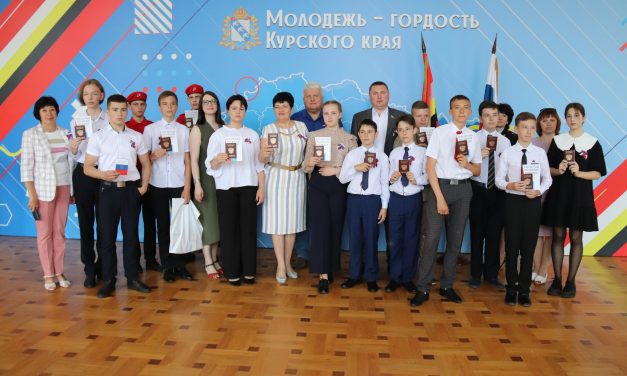 Во Дворце молодежи прошло торжественное вручение паспортов гражданина РФ, посвященное Дню России
