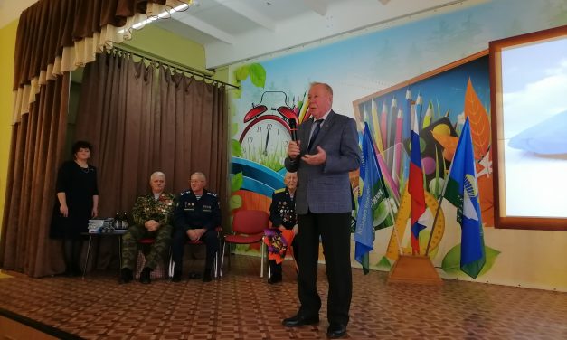 Встреча ветерана Великой Отечественной войны  Анатолия Павловича Щербакова с учениками школы №2 города Щигры