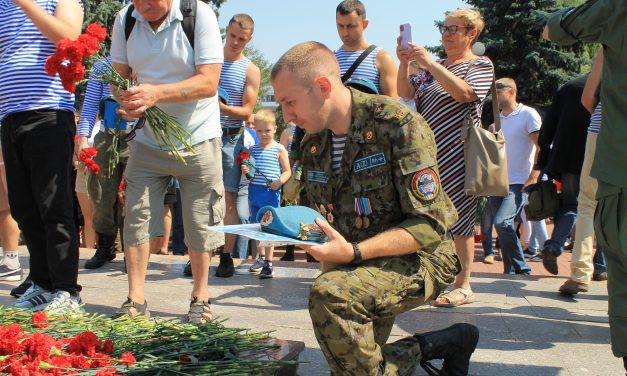 Праздник войск с принципом: «Никто, кроме нас!»