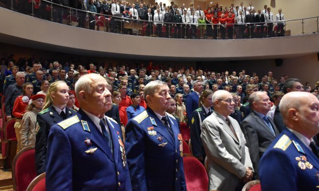 Церемония награждения в честь празднования 75-летия армейской авиации Российской Федерации прошла сегодня во Дворце молодежи