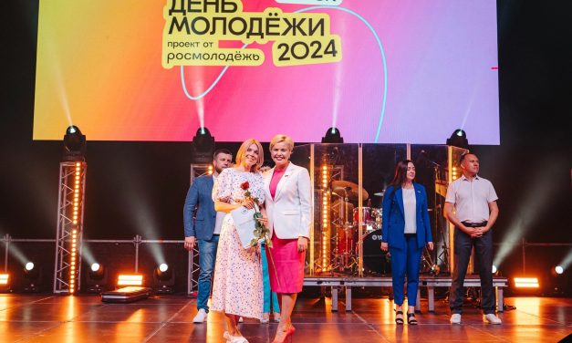 Награждение сотрудников ОБУ «Областной Дворец молодежи» в рамках праздничного концерта