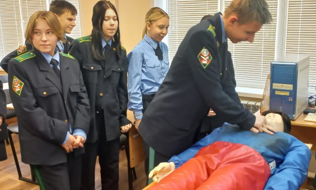 На экскурсии в юношеской автомобильной школе областного Дворца молодежи побывали курские учащиеся