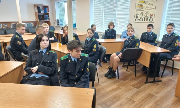 Волонтеры юношеской автомобильной школы областного Дворца молодежи провели викторину «Знатоки ПДД» для школьников