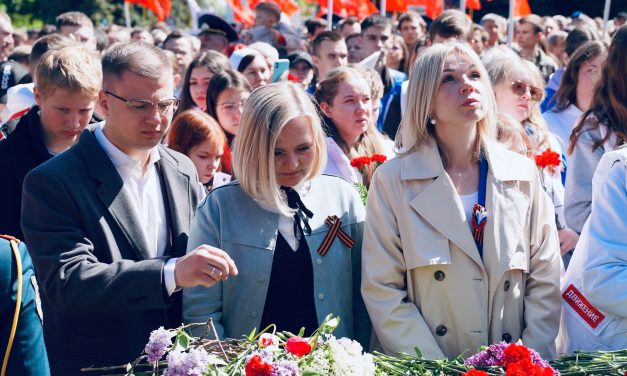 Курск отмечает 80-летие Победы возложением цветов