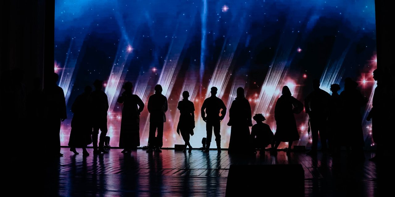 Силуэты, свет и загадка — что скрывается на этом фото?