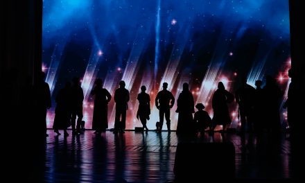 Силуэты, свет и загадка — что скрывается на этом фото?