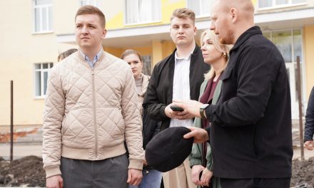 Председатель комитета молодежной политики Курской области проверил работы по благоустройству территории около Дворца молодежи